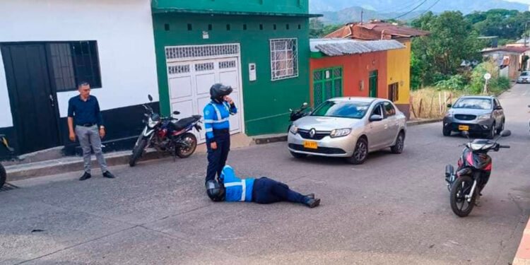 ¡Insólito! Motociclista arrolló a una agente de tránsito en Chaparral