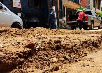 ¡Les dejaron las calles peor! Comunidad del Ricaurte se queja por «arreglos a medias»