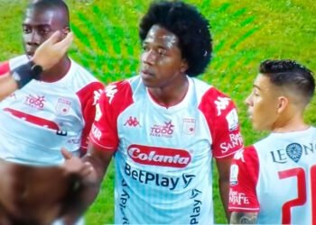 Insólito: un jugador colombiano mostró sus genitales en pleno partido