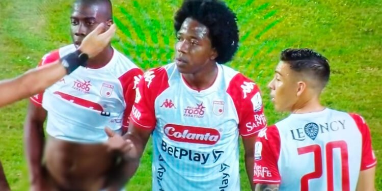 Insólito: un jugador colombiano mostró sus genitales en pleno partido