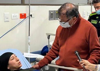 Gustavo Petro visitó a los policías heridos tras violentas protestas en el centro de Bogotá