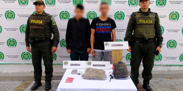 Dos hombres fueron capturados con una licuadora llena de marihuana