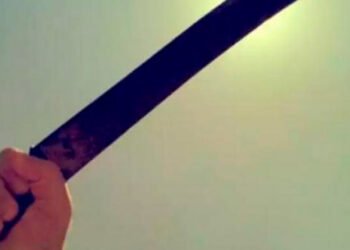 ¡Qué peligro! Le dieron machete a un joven por robarle un celular