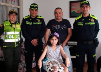 Las buenas acciones no paran. Policía de Ibagué entregó silla de ruedas a Mariana
