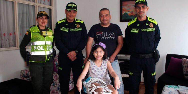 Las buenas acciones no paran. Policía de Ibagué entregó silla de ruedas a Mariana&nbsp;