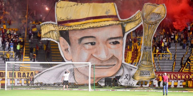 Aficionados del Deportes Tolima dieron el último adiós a Gabriel Camargo en el estadio Murillo Toro&nbsp;