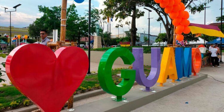 Gobernador Ricardo Orozco inauguró moderno parque principal de Guamo