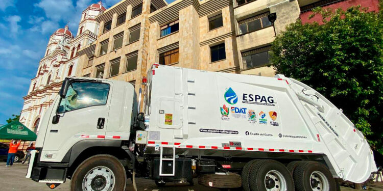 Guamo cuenta con nuevo carro compactador de basuras