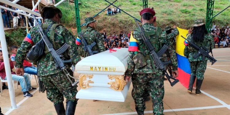 ¡Qué extravagancia! Desenterraron a alias Mayimbú para poner su cuerpo en ataúd con toques de oro