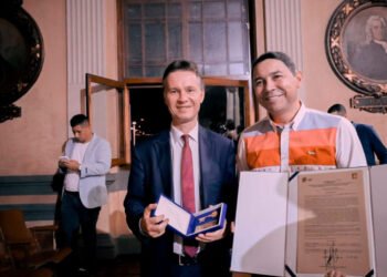 Alcalde Andrés Hurtado entregó llaves de la ciudad a embajador de Polonia