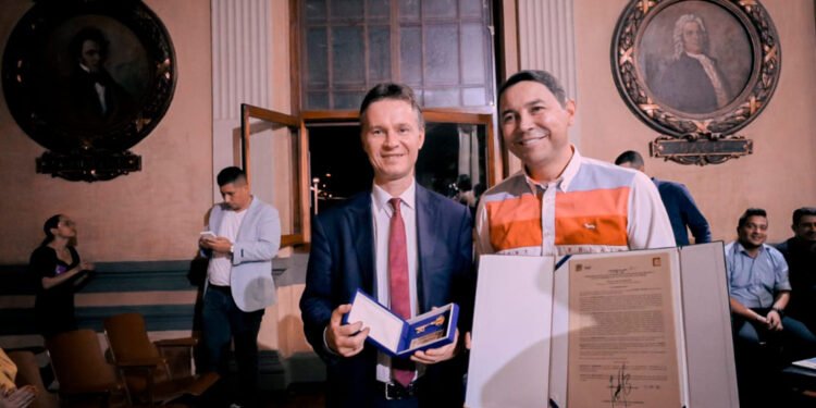 Alcalde Andrés Hurtado entregó llaves de la ciudad a embajador de Polonia