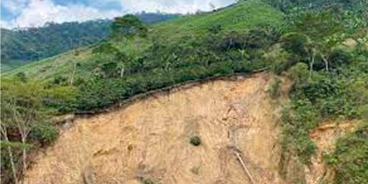 Una montaña se está viniendo abajo poniendo en riesgo a 24 familias en Santa Isabel