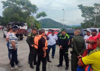 Policía, trabaja en la búsqueda de las personas desaparecidas en Prado