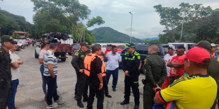 Policía, trabaja en la búsqueda de las personas desaparecidas en Prado