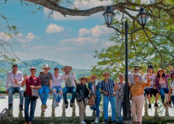 Voluntarios apoyados por la Gobernación restauraron fachadas de casas históricas de Ambalema