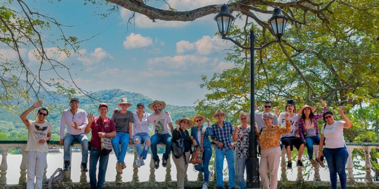 Voluntarios apoyados por la Gobernación restauraron fachadas de casas históricas de Ambalema