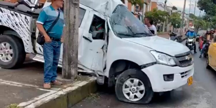Tremendo accidente en Ibagué conductor perdió el control y terminó estrelladose contra un poste