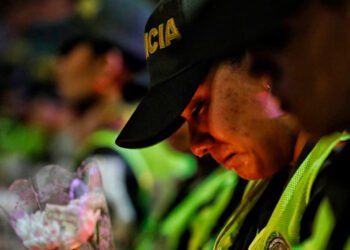 Una patrullera de la policía se salvó de milagro luego que un hombre le quitara su arma de dotación y accionara en su contra