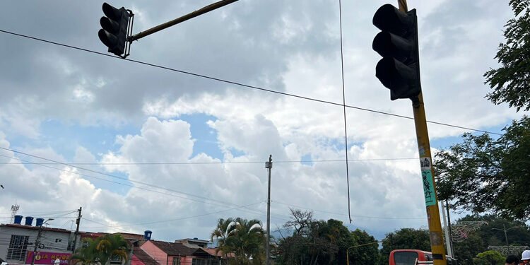 Delincuentes vandalizaron semáforo que había sido reparado hace un mes
