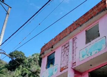Autoridades demolieron una vivienda que era usada para el expendio de estupefacientes en la ciudad de Ibagué