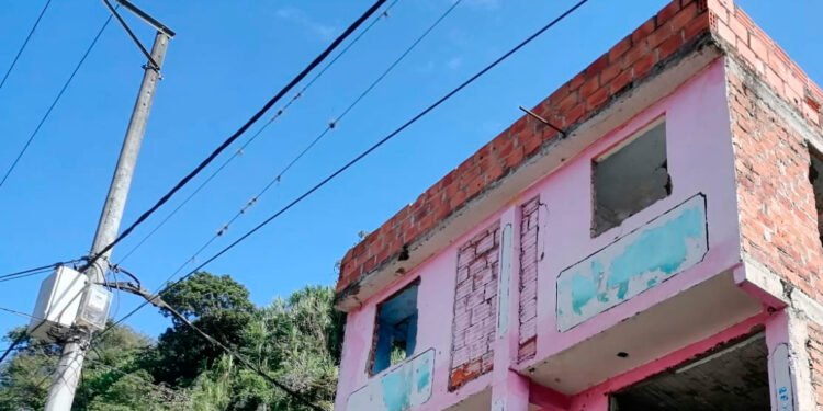 Autoridades demolieron una vivienda que era usada para el expendio de estupefacientes en la ciudad de Ibagué
