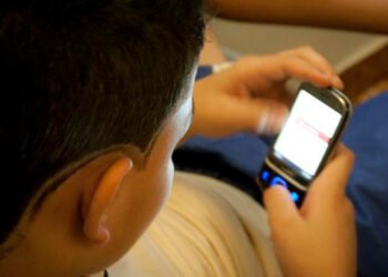 Recomendaciones para cuidar el contenido que consumen los jóvenes en redes sociales