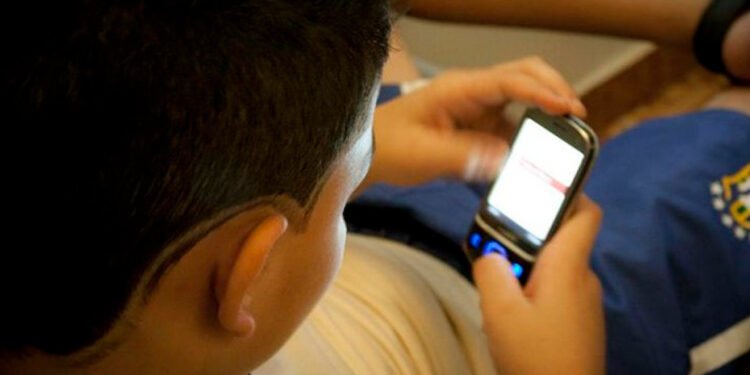 Recomendaciones para cuidar el contenido que consumen los jóvenes en redes sociales