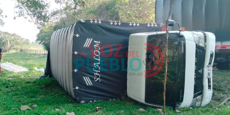 Pareja de ibaguereños se salvaron de morir en grave accidente cuando llevaban un trasteo desde la Guajira hasta la ciudad de Pereira