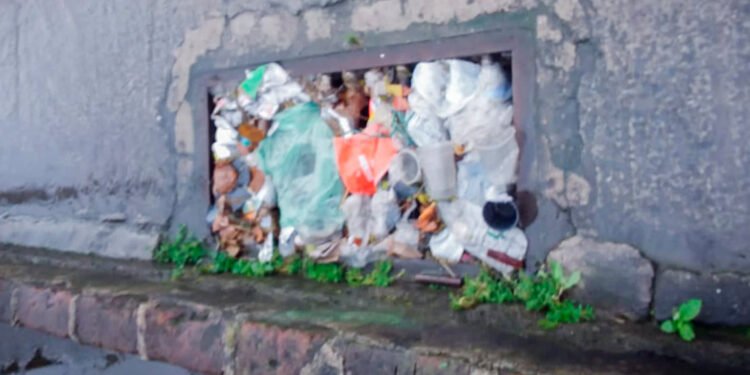 Alcaldía destapó alcantarillas en más de 10 barrios de Ibagué por temporada de lluvias