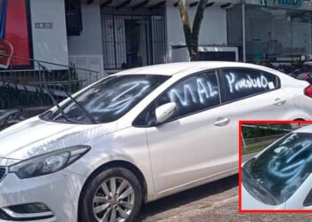 Dejó mal parqueado su carro y se lo dejaron pintado y pinchado