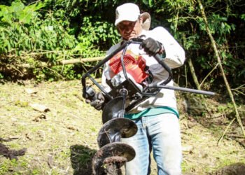 Cortolima agiliza procesos de restauración gracias a máquina ahoyadora