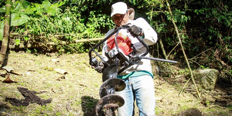 Cortolima agiliza procesos de restauración gracias a máquina ahoyadora