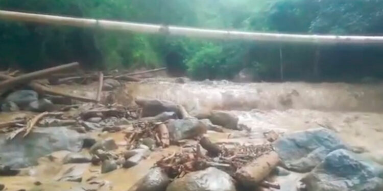 Creciente súbita de la quebrada La Caima en Alvarado, pone en riesgo a varias familias del sector