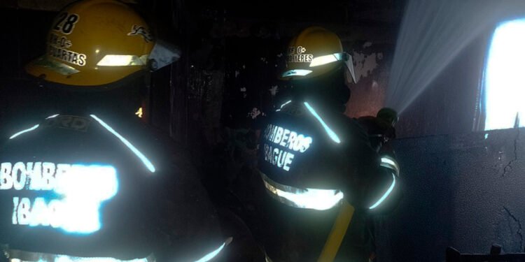 Veladora ocasionó incendio en vivienda de la urbanización San Francisco