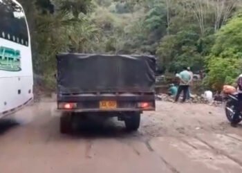 Momentos de pánico vivieron pasajeros de un bus que por poco cae a una quebrada en la vía Ibagué Rovira