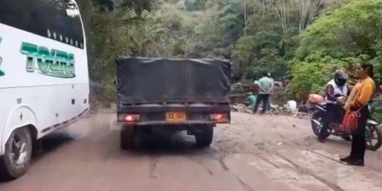 Momentos de pánico vivieron pasajeros de un bus que por poco cae a una quebrada en la vía Ibagué Rovira