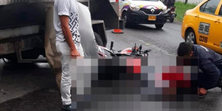 Falleció joven que chocó contra camión cisterna de Bomberos Voluntarios en Ibagué