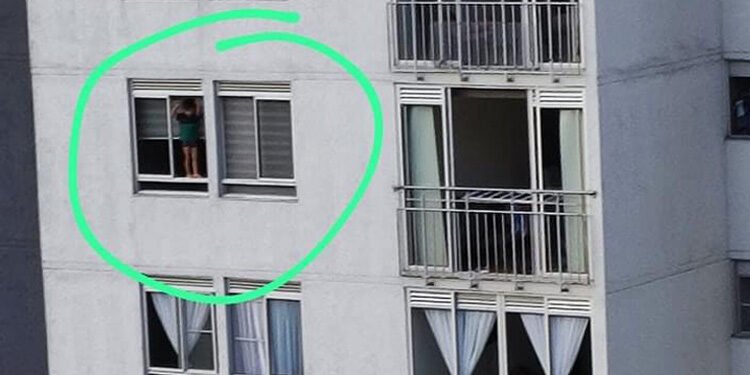 Niño estuvo en riesgo de caer de un piso alto en conjunto residencial de Ibagué