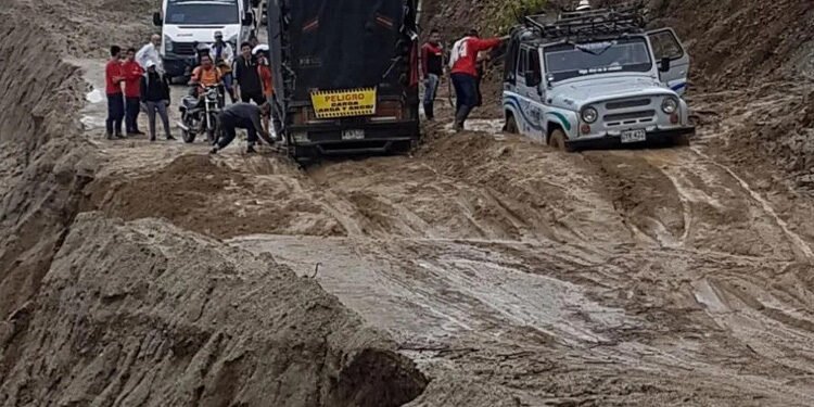 Las fuertes lluvias no mojan la voluntad de los transportadores del sur del Tolima