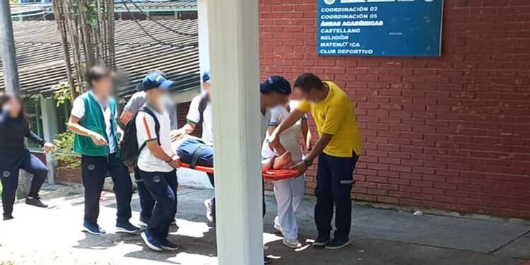 Clínica Tolima colapsó por estudiantes del colegio Inem que se intoxicaron con gas pimienta