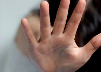 Amenazando con un cuchillo hombre obligaba a su excompañera sentimental a sostener relaciones sexuales con él