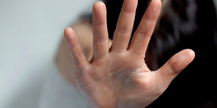 Amenazando con un cuchillo hombre obligaba a su excompañera sentimental a sostener relaciones sexuales con él