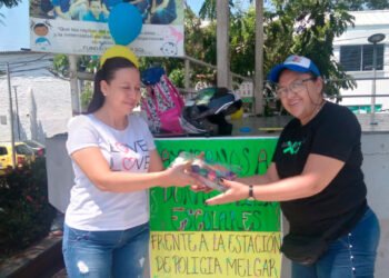 Profesora recoge útiles escolares y uniformes para que sus alumnos no dejen de estudiar en Melgar