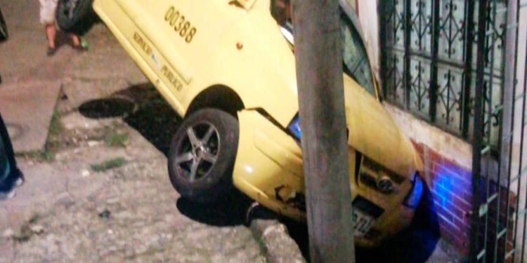 Taxista en Ibagué sufrió accidente por evitar un atraco