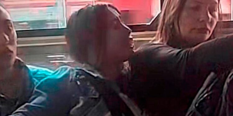 Dos mujeres se agredieron en TransMilenio por una silla