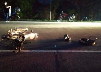 Un violento choque entre un taxi y una motocicleta dejó dos personas fallecidas