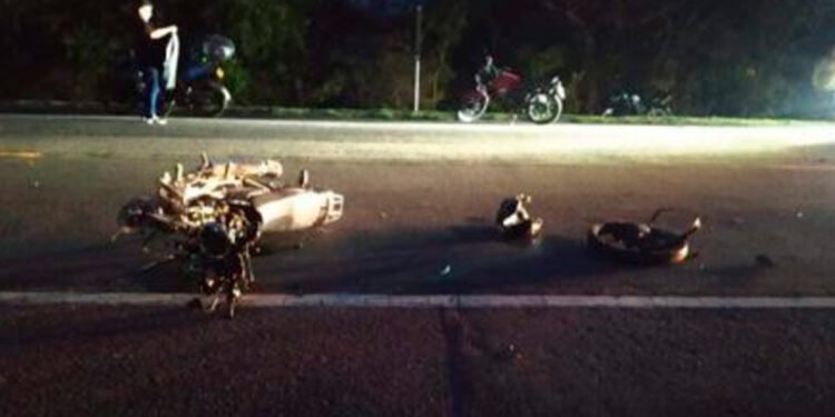 Un violento choque entre un taxi y una motocicleta dejó dos personas fallecidas