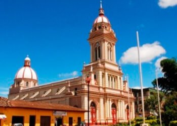 En Chaparral los jóvenes se están enfrentando a machete y piedra