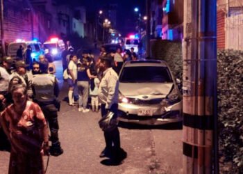 Vehículo se desengrasa y se llevó por delante a dos personas dejando con heridas de consideración a una de ellas