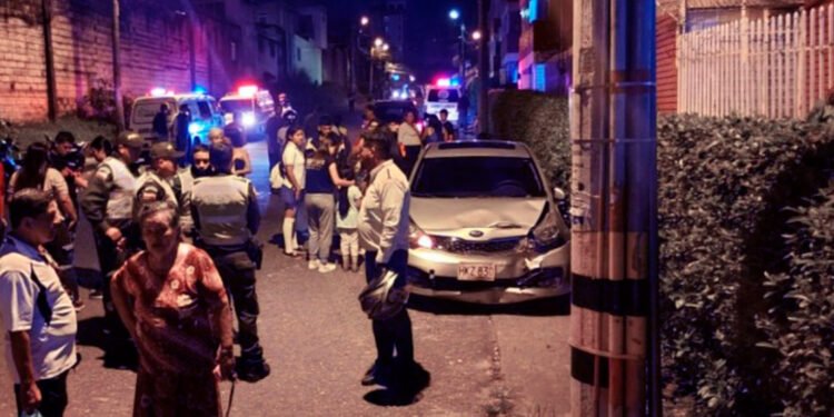 Vehículo se desengrasa y se llevó por delante a dos personas dejando con heridas de consideración a una de ellas